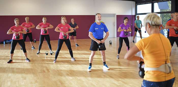 Foto einer Kettlebellsübungsstunde, wie sie beim SC RHauderfehn stattfindet, bereitgestell von der Gymwelt des NTB.